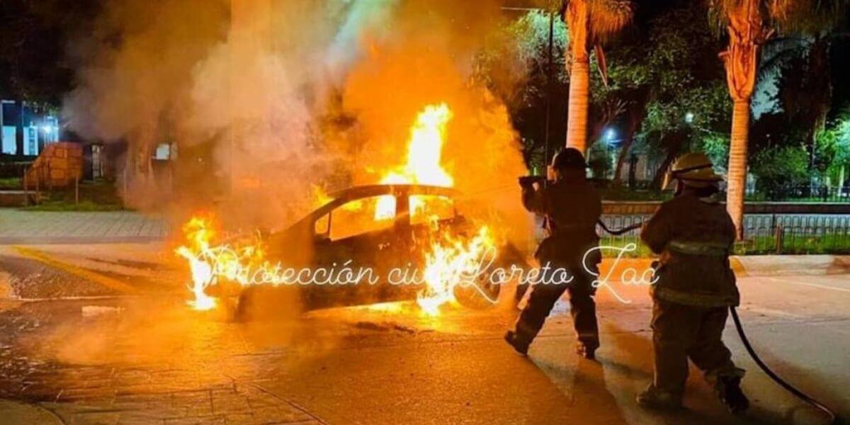 Incendian un auto con dos personas en su interior en la plaza cívica de Loreto en Zacatecas