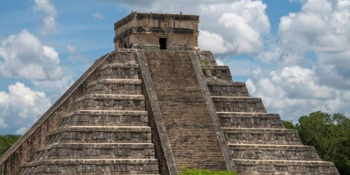 Turistas de México y otros países acudieron a Chichén Itzá para recibir a la serpiente emplumada