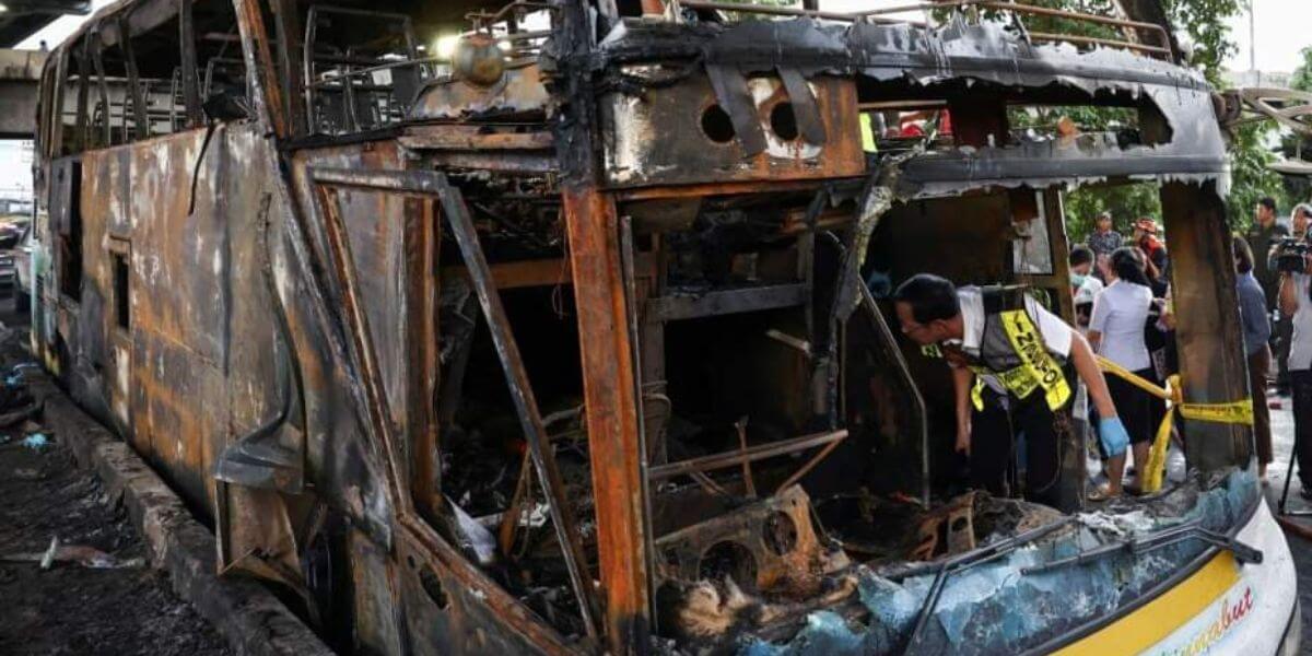 23 muertos por incendio de autobús escolar en Tailandia