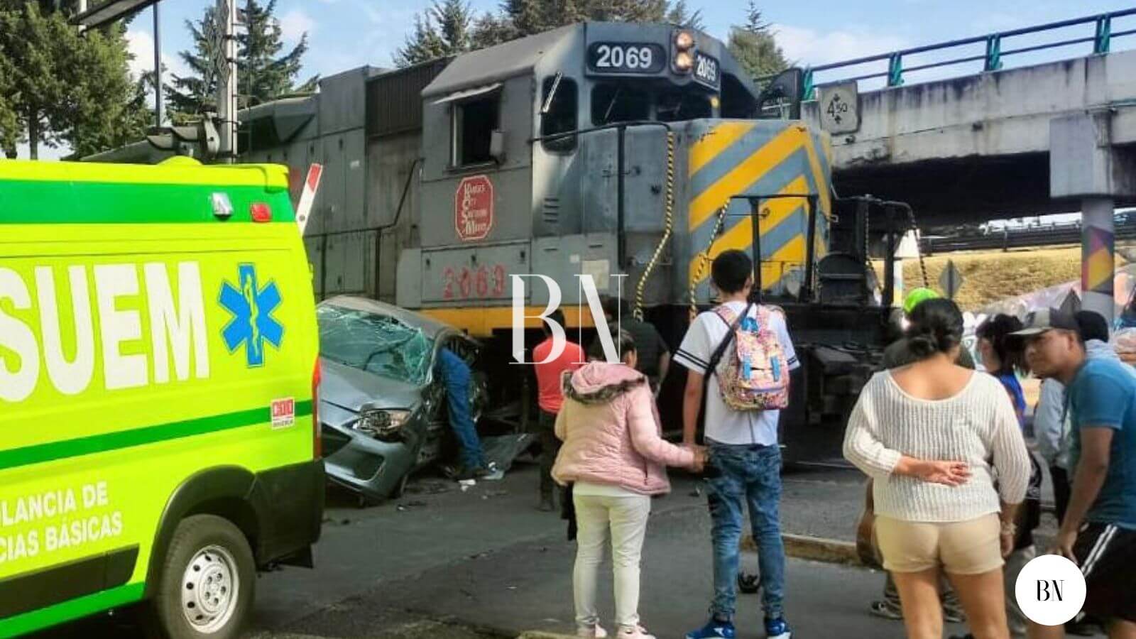 Tren arrastra un  auto en Pilares