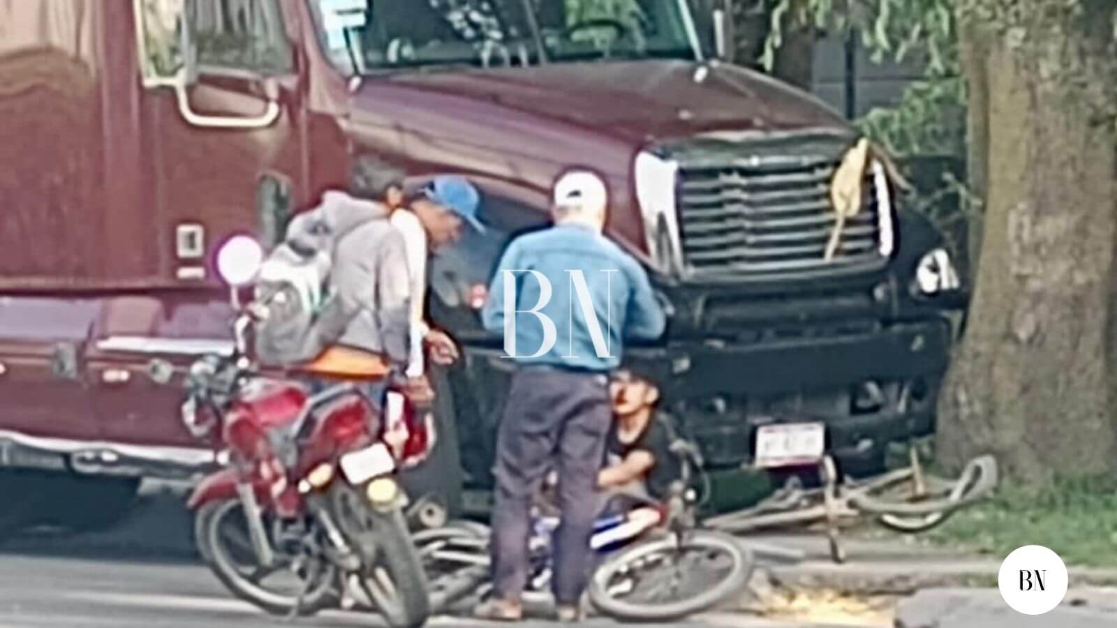 Trailero atropella a ciclista  en San Blas Otzacatipan